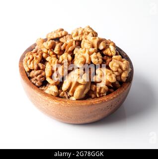 Noci in un recipiente su sfondo bianco Foto Stock