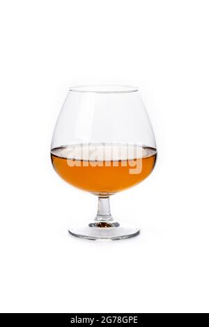 Bevanda cognac isolata su sfondo bianco Foto Stock