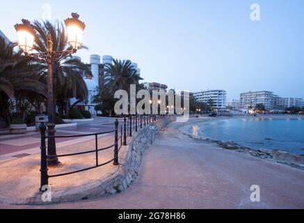 Beach boulevard, Santa Eularia des Riu, Ibiza Foto Stock