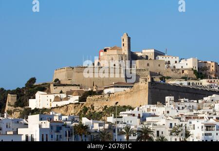 Città alta (Dalt Vila) con la cattedrale e la città vecchia inferiore, Eivissa, Ibiza città, Ibiza Foto Stock