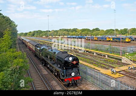 Locomotiva a vapore conservata e restaurata, 34064 'Braunton' passa dal cantiere ferroviario Tonbridge West con un treno speciale da Londra Foto Stock