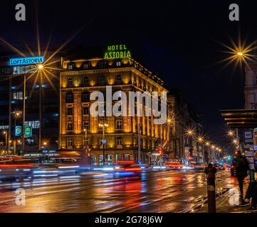 Incrocio di strada di notte, nel centro di Budapest Foto Stock