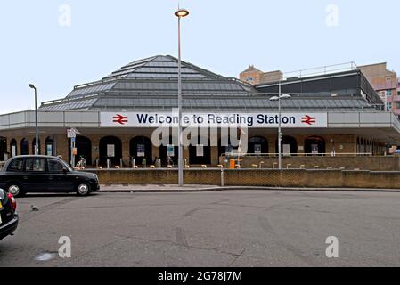 La stazione ferroviaria di Reading, uno dei principali centri di trasporto di Reading, Berkshire, Inghilterra, è la nona stazione più trafficata del Regno Unito fuori Londra Foto Stock