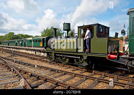 La locomotiva A1X'Terrier porta un treno alla stazione di Havenstreet sulla ferrovia a vapore dell'Isola di Wight Foto Stock