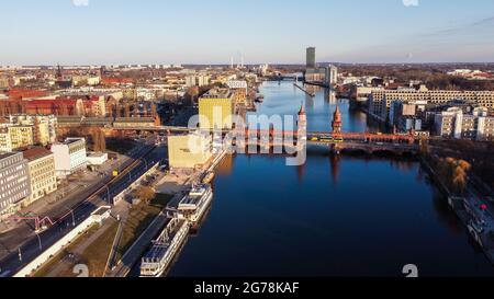 Bellissimo ponte Oberbaum sul fiume Sprea a Berlino dall'alto - vista aerea - fotografia urbana Foto Stock