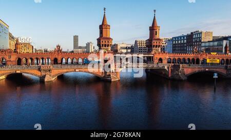 Bellissimo ponte Oberbaum sul fiume Sprea a Berlino dall'alto - vista aerea - fotografia urbana Foto Stock