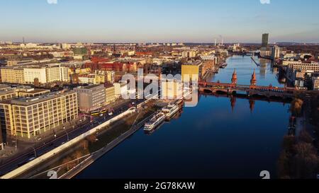 Bellissimo ponte Oberbaum sul fiume Sprea a Berlino dall'alto - vista aerea - fotografia urbana Foto Stock