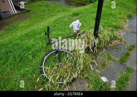 La bicicletta abbandonata ha lasciato un lucchetto ad un posto a Brighton Sussex UK Foto Stock