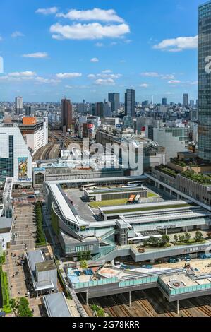 tokyo, giappone - luglio 05 2021: Vista dall'alto della stazione ferroviaria giapponese di Shinjuku attraversata dal percorso Kōshū Kaidō con il nuovo cancello sud sopra Foto Stock