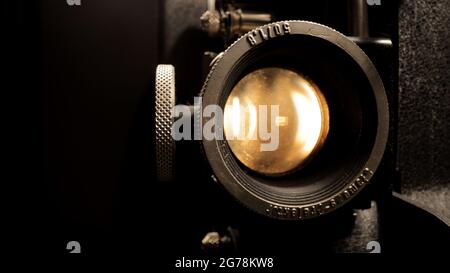 Obiettivo di un vecchio proiettore cinematografico in primo piano - ripresa macro Foto Stock