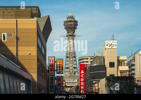 21 novembre 2018: Shinsekai e Tsutenkaku torre a osaka, giappone. Shinsekai è un centro retrò creato nel 1912 con New York come modello per il suo sout Foto Stock