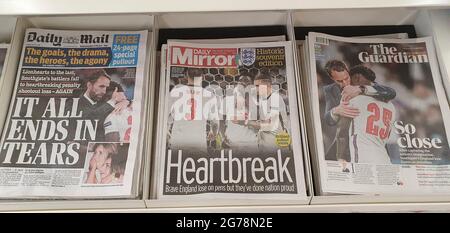 Londra, UK, 12 luglio 2021: Le prime pagine dei giornali coprono la sconfitta dell'Inghilterra nella finale di Euro 2020. La squadra di calcio inglese maschile ha perso per sanzioni contro l'Italia a Wembley ieri sera. La copertura emphases la delusione, ma anche l'orgoglio nei giovani di diversi team, che sono stati purtroppo soggetti ad abusi razziali online dal gioco. Molti dei documenti usavano le foto del manager inglese Gareth Southgate consolando Bukayo Saka dopo che il suo tentativo di penalizzazione fu salvato dal portiere italiano. Anna Watson/Alamy Live News Foto Stock