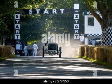 1909 Benz 200HP "Blitzen Benz" è entrato dal Museo Auto & Technik e guidato da Hermann Layher, al Goodwood Festival of Speed 2021 a Goodwood House, West Sussex, il 9 luglio 2021. Foto di Phil Hutchinson. Solo per uso editoriale, è richiesta una licenza per uso commerciale. Nessun utilizzo nelle scommesse, nei giochi o nelle pubblicazioni di un singolo club/campionato/giocatore. Foto Stock