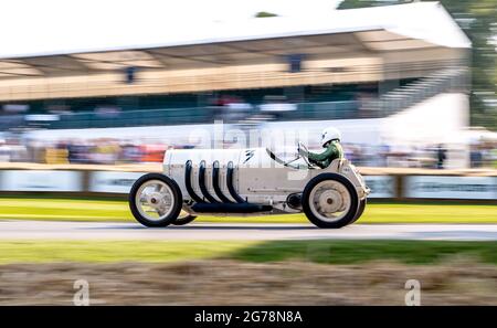 1909 Benz 200HP "Blitzen Benz" è entrato dal Museo Auto & Technik e guidato da Hermann Layher, al Goodwood Festival of Speed 2021 a Goodwood House, West Sussex, il 9 luglio 2021. Foto di Phil Hutchinson. Solo per uso editoriale, è richiesta una licenza per uso commerciale. Nessun utilizzo nelle scommesse, nei giochi o nelle pubblicazioni di un singolo club/campionato/giocatore. Foto Stock