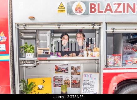 Drakes Pool, Cork, Irlanda. 12 luglio 2021. Kayla Cuple e Chloe Gledhill lavorando al convertito motore di fuoco a che ora vende tè e caffè al popolare drakes Pool amenity fuori Crosshaven, Co. Cork, Irlanda. - immagine; David Creedon / Alamy Live News Foto Stock