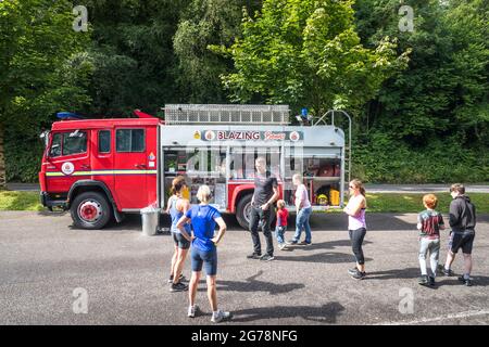 Drakes Pool, Cork, Irlanda. 12 luglio 2021. Chris Gledhill, responsabile della stazione dei vigili del fuoco di Carrigaline, parla con i clienti del suo motore antincendio convertito, al quale ora vende tè e caffè presso il famoso servizio Drakes Pool fuori Crosshaven, Co. Cork, Irlanda. - immagine; David Creedon / Alamy Live News Foto Stock