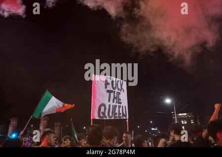 Gli italiani celebrano la vittoria della Coppa UEFA Euro 2020 a Roma celebrazioni nel centro di Roma sotto il Colosseo dopo che l'Italia ha battuto l'Inghilterra Foto Stock