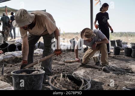 Khirbet un Rai, Israele. 12 luglio 2021. Archeologi e volontari scavano nel sito di Khirbet a Rai, ai piedi della Giudei, precedentemente identificato come la città biblica filistina di Ziklag, dai tempi del re Davide, Il luogo in cui Davide trovò rifugio mentre fuggiva dal re Saul e da qui andò a Hebron per essere unto come re. Un'iscrizione d'inchiostro senza precedenti di Proto Canaanite scritto su un vaso di ceramica scoperto porta il nome Jerubbaal, il nome del Giudice Gideon ben Yoash dal Libro dei Giudici. I risultati degli scavi condotti dall'Università Ebraica di Jeru Foto Stock