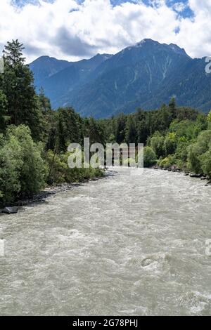 Europa, Austria, Tirolo, Ötztal Alpi, Ötztal, Ötztaler Ache e paesaggio di montagna di fronte Ötztal Foto Stock