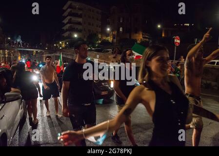 Roma, Italia 12/07/2021: Nel centro di Roma sono scoppiate le celebrazioni per migliaia di persone che si sono radunate nelle strade dopo che l'Italia ha battuto l'Inghilterra per vincere il Campionato europeo di calcio al Wemble Stadium di Londra. © Andrea Sabbadini Foto Stock