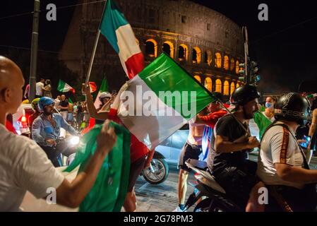 Roma, Italia 12/07/2021: Nel centro di Roma sono scoppiate le celebrazioni per migliaia di persone che si sono radunate nelle strade dopo che l'Italia ha battuto l'Inghilterra per vincere il Campionato europeo di calcio al Wemble Stadium di Londra. © Andrea Sabbadini Foto Stock