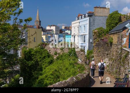 Camminate lungo il percorso costiero intorno a Castle Hill che conduce alla città di Tenby, Pembrokeshire, Galles Foto Stock