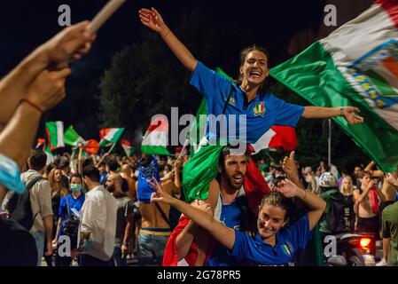 Roma, Italia 12/07/2021: Nel centro di Roma sono scoppiate le celebrazioni per migliaia di persone che si sono radunate nelle strade dopo che l'Italia ha battuto l'Inghilterra per vincere il Campionato europeo di calcio al Wemble Stadium di Londra. © Andrea Sabbadini Foto Stock