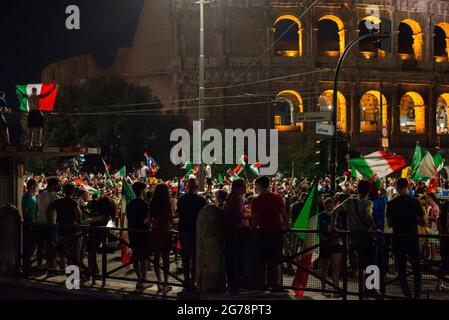 Roma, Italia 12/07/2021: Nel centro di Roma sono scoppiate le celebrazioni per migliaia di persone che si sono radunate nelle strade dopo che l'Italia ha battuto l'Inghilterra per vincere il Campionato europeo di calcio al Wemble Stadium di Londra. © Andrea Sabbadini Foto Stock