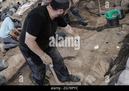 Khirbet un Rai, Israele. 12 luglio 2021. Archeologi e volontari scavano nel sito di Khirbet a Rai, ai piedi della Giudei, precedentemente identificato come la città biblica filistina di Ziklag, dai tempi del re Davide, Il luogo in cui Davide trovò rifugio mentre fuggiva dal re Saul e da qui andò a Hebron per essere unto come re. Un'iscrizione d'inchiostro senza precedenti di Proto Canaanite scritto su un vaso di ceramica scoperto porta il nome Jerubbaal, il nome del Giudice Gideon ben Yoash dal Libro dei Giudici. I risultati degli scavi condotti dall'Università Ebraica di Jeru Foto Stock