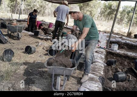 Khirbet un Rai, Israele. 12 luglio 2021. Archeologi e volontari scavano nel sito di Khirbet a Rai, ai piedi della Giudei, precedentemente identificato come la città biblica filistina di Ziklag, dai tempi del re Davide, Il luogo in cui Davide trovò rifugio mentre fuggiva dal re Saul e da qui andò a Hebron per essere unto come re. Un'iscrizione d'inchiostro senza precedenti di Proto Canaanite scritto su un vaso di ceramica scoperto porta il nome Jerubbaal, il nome del Giudice Gideon ben Yoash dal Libro dei Giudici. I risultati degli scavi condotti dall'Università Ebraica di Jeru Foto Stock