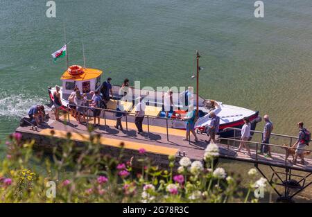 Gite in barca lasciando Castle Beach, Tenby, Pembrokeshire, Galles Foto Stock