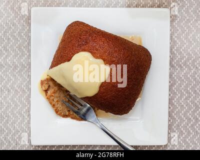 Tradizionale budino di Malva sudafricano servito con crema pasticcera Foto Stock