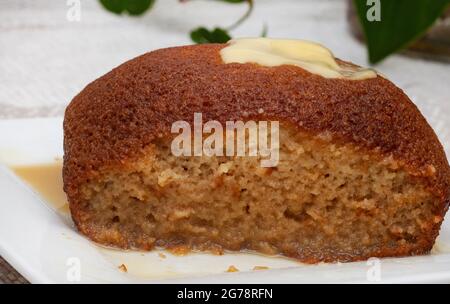 Tradizionale budino di Malva sudafricano servito con crema pasticcera Foto Stock