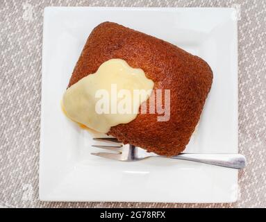 Tradizionale budino di Malva sudafricano servito con crema pasticcera Foto Stock