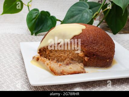 Tradizionale budino di Malva sudafricano servito con crema pasticcera Foto Stock