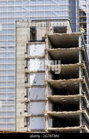 Demolizione di edifici, edificio alto demolito partiallyt, Essen, Germania Foto Stock