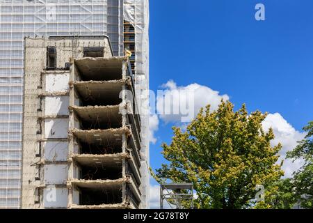 Demolizione di edifici, edificio alto demolito partiallyt, Essen, Germania Foto Stock