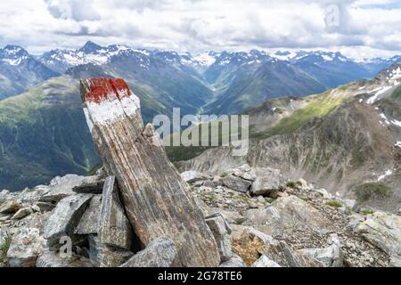 Europa, Austria, Tirolo, Verwall, Paznaun, Galtür, rifugio Friedrichshafener, vista da Georg-Prasser-Weg nel Jamtal e nel gruppo Silvretta Foto Stock