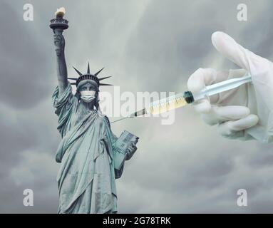 Concetto di vaccinazione di Covid 19 a New York, Stati Uniti. Statua di libertà con una maschera vaccinata contro SARS COV 2 Foto Stock
