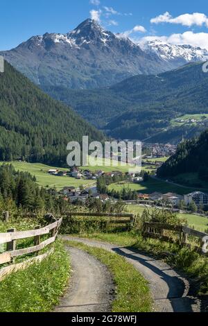 Europa, Austria, Tirolo, Ötztal Alpi, Ötztal, Sölden, vista di Sölden e la sua montagna locale Nederkogel Foto Stock