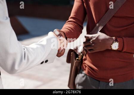 Stretta di mano di due partner commerciali interculturali o colleghi Foto Stock