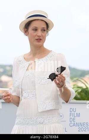 12 luglio 2021, Cannes, Provence Alpes Cote d'Azur, Francia: Vicky KRIEPS durante la fotocellula 'Bergman Island' nell'ambito del 74a Festival annuale del Cinema di Cannes il 12 luglio 2021 a Cannes, Francia (Credit Image: © Mickael Chavet via ZUMA Wire) Foto Stock