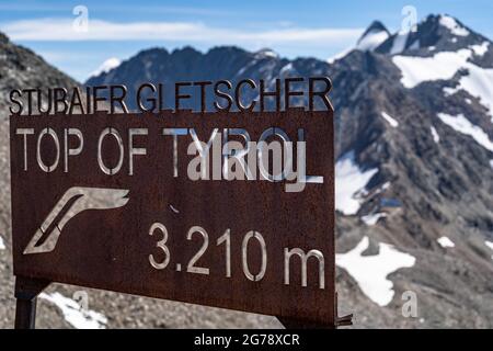 Europa, Austria, Tirolo, Alpi dello Stubai, vista dalla piattaforma panoramica Top of Tyrol sul ghiacciaio dello Stubai verso Zuckerhütl Foto Stock