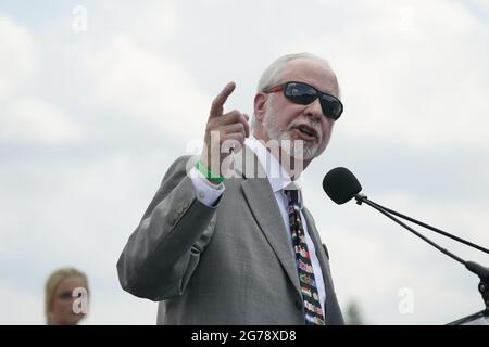 Washington, Stati Uniti d'America. 11 Luglio 2021. Rabbi Jeffrey Myers, Rabbi, Sinagoga Tree of Life di Pittsburgh, Pennsylvania, destinata ad essere un ebreo, parla al "No Fear: A Rally in solidarietà con il popolo ebraico" sul National Mall di Washington, DC domenica 11 luglio 2021.Credit: Chris Kleponis/CNP/Sipa USA Credit: Sipa USA/Alamy Live News Foto Stock