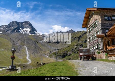 Europa, Austria, Tirolo, Alpi dello Stubai, Rifugio Dresdner nello Stubai con il ghiacciaio dello Stubai sullo sfondo Foto Stock