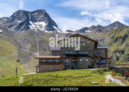 Europa, Austria, Tirolo, Alpi dello Stubai, Rifugio Dresdner nello Stubai con il ghiacciaio dello Stubai sullo sfondo Foto Stock