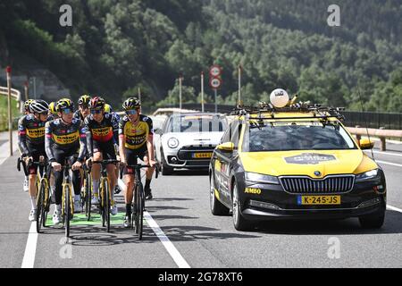 I piloti del Team Jumbo-Visma hanno ritratto in azione durante la seconda giornata di riposo della 108a edizione della corsa ciclistica Tour de France, Andorre-la-Vieille, e. Foto Stock