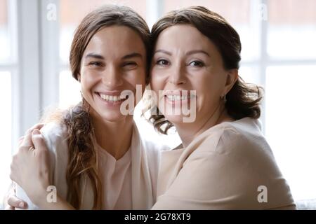 Ritratto di madre matura sorridente e figlia adulta Foto Stock