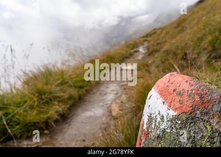 Europa, Austria, Tirolo, Ötztal Alpi, Ötztal, Obergurgl, sentiero che segna su una pietra all'ingresso della capanna del Ramolhaus Foto Stock