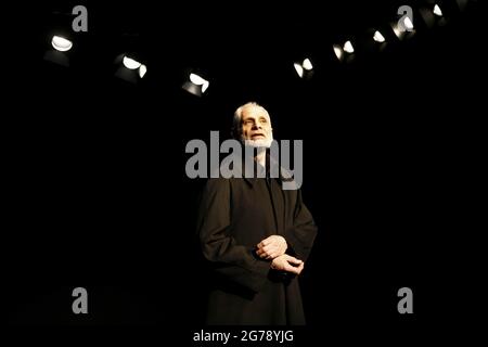 Bruce Myers (il Grand Inquisitor / Narrator) nel GRAND INQUISITOR al Pit, Barbican Theatre, Londra EC2 21/02/2006 adattato da Marie Helene Estienne da 'The Brothers Karamazov' di Dostoyevsky parte di BITE:06 illuminazione: Philippe Vialatte regista: Peter Brook Foto Stock